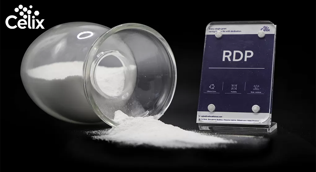 Celix Cellulose-тағы қытай технигі жоғары тазалықтағы VAE RDP-ны төмен сапалы нұсқалармен салыстыру үшін икемділік сынағын жүргізуде.
